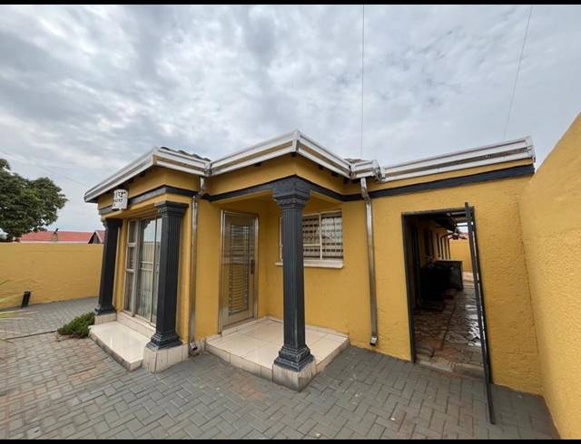 3 BEDROOM HOUSE FOR SALE IN PROTEA GLEN